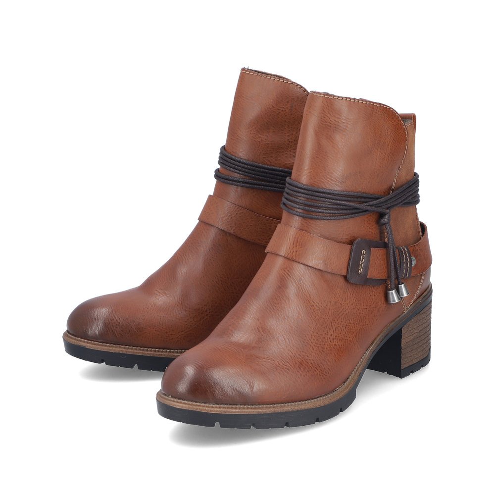 Kastanienbraune Rieker Damen Stiefeletten 77580-24 mit modischer Kordel. Schuhpaar seitlich schräg.