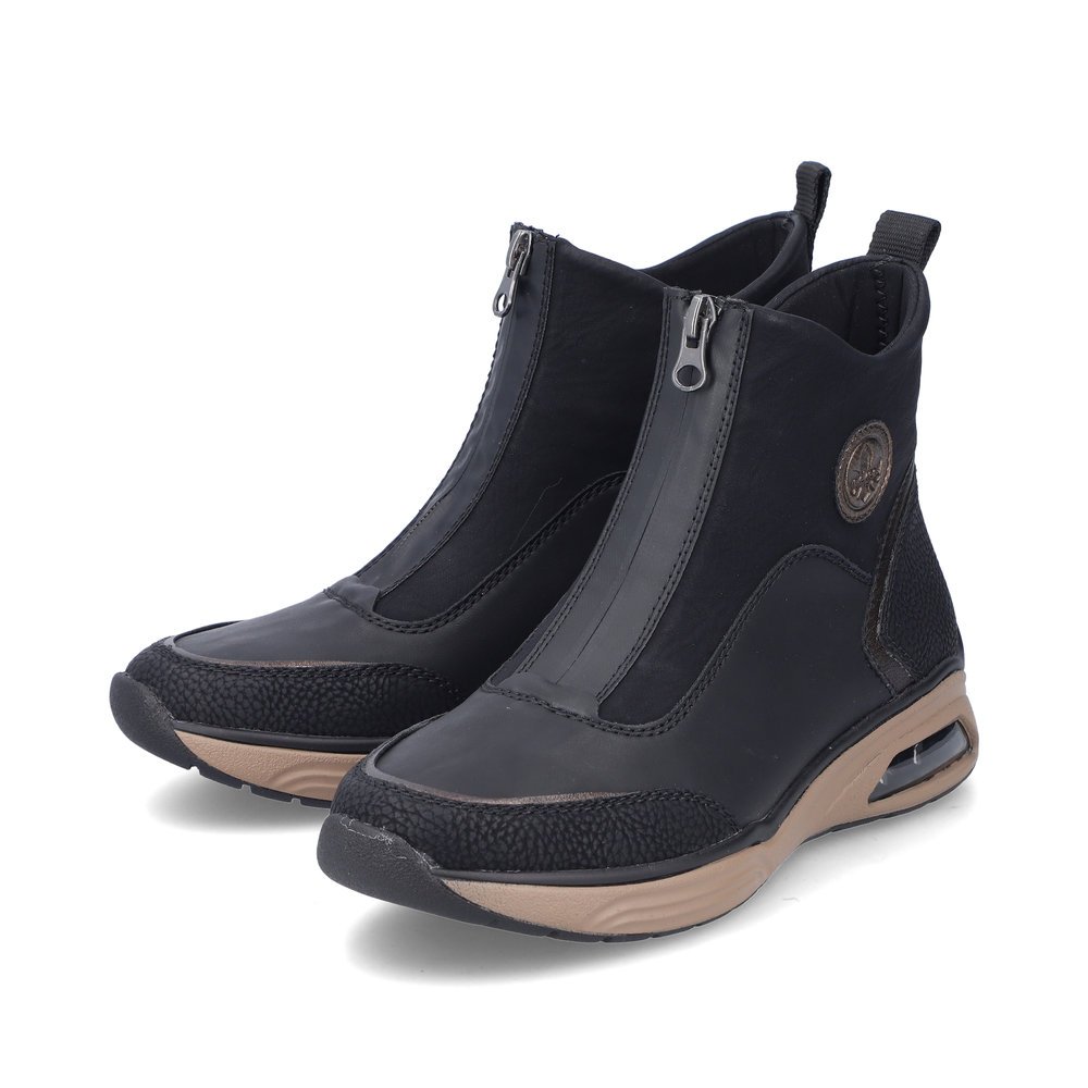 Bottines Rieker noires femme M5656-00 avec fenêtre de semelle Rieker Air. Chaussures inclinées sur le côté.