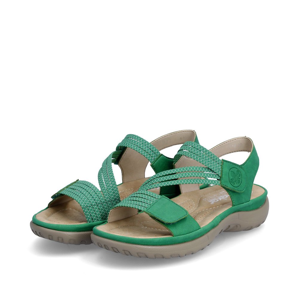 Rieker sandales à lanières vertes femmes 64870-54 avec fermeture velcro. Chaussures inclinée sur le côté.