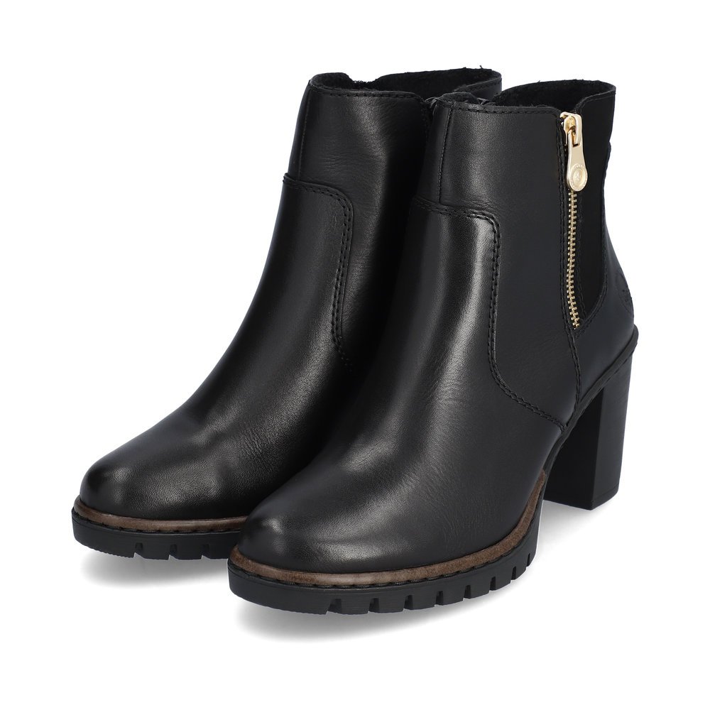 Jet black Rieker women´s ankle boots Y2557-00 with a golden zipper pendant. Shoes laterally.