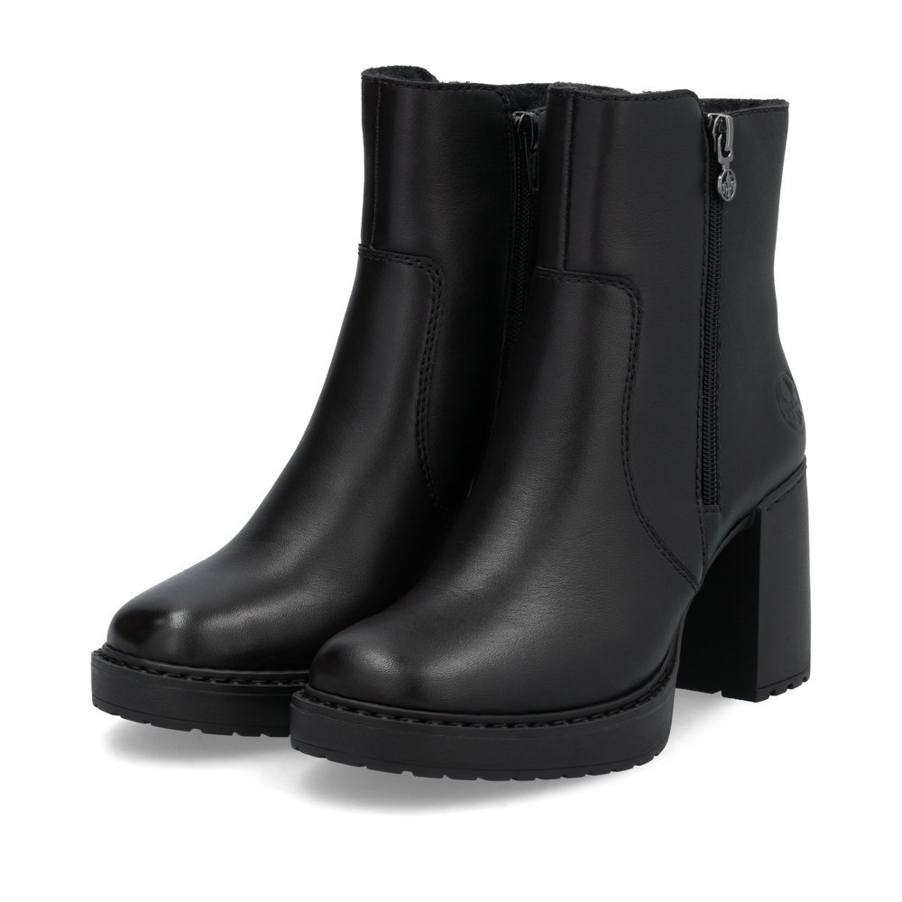 Black Rieker women´s ankle boots Y4155-01 with a zipper as well as comfort width G. Shoes laterally.