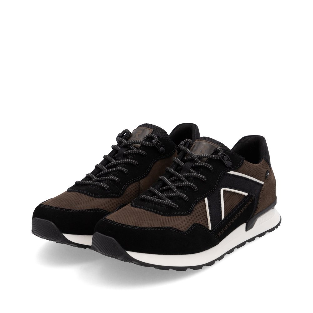 Braune Rieker Herren Sneaker Low U0310-25 mit einer leichten und griffigen Sohle. Schuhpaar seitlich schräg.