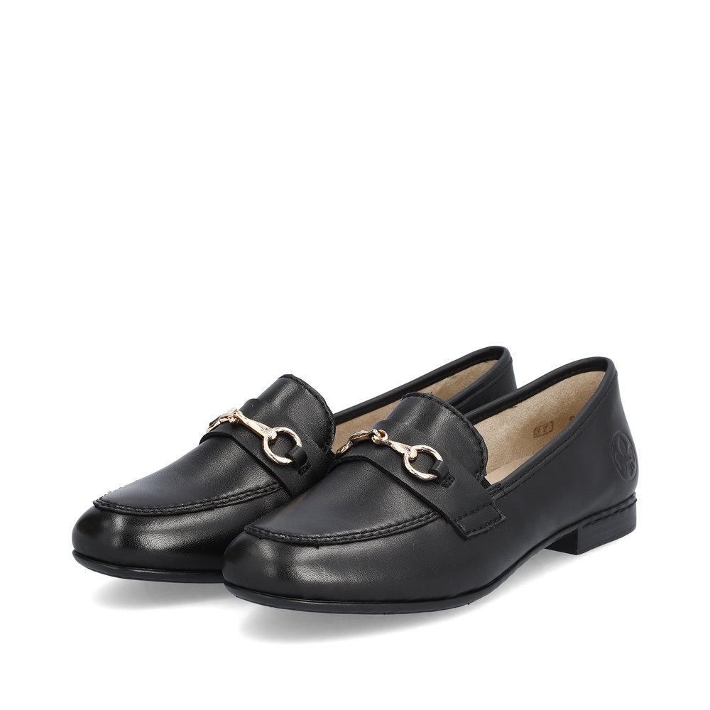 Rieker mocassins noirs pour femmes 51764-00 avec un insert élastique. Chaussures inclinée sur le côté.