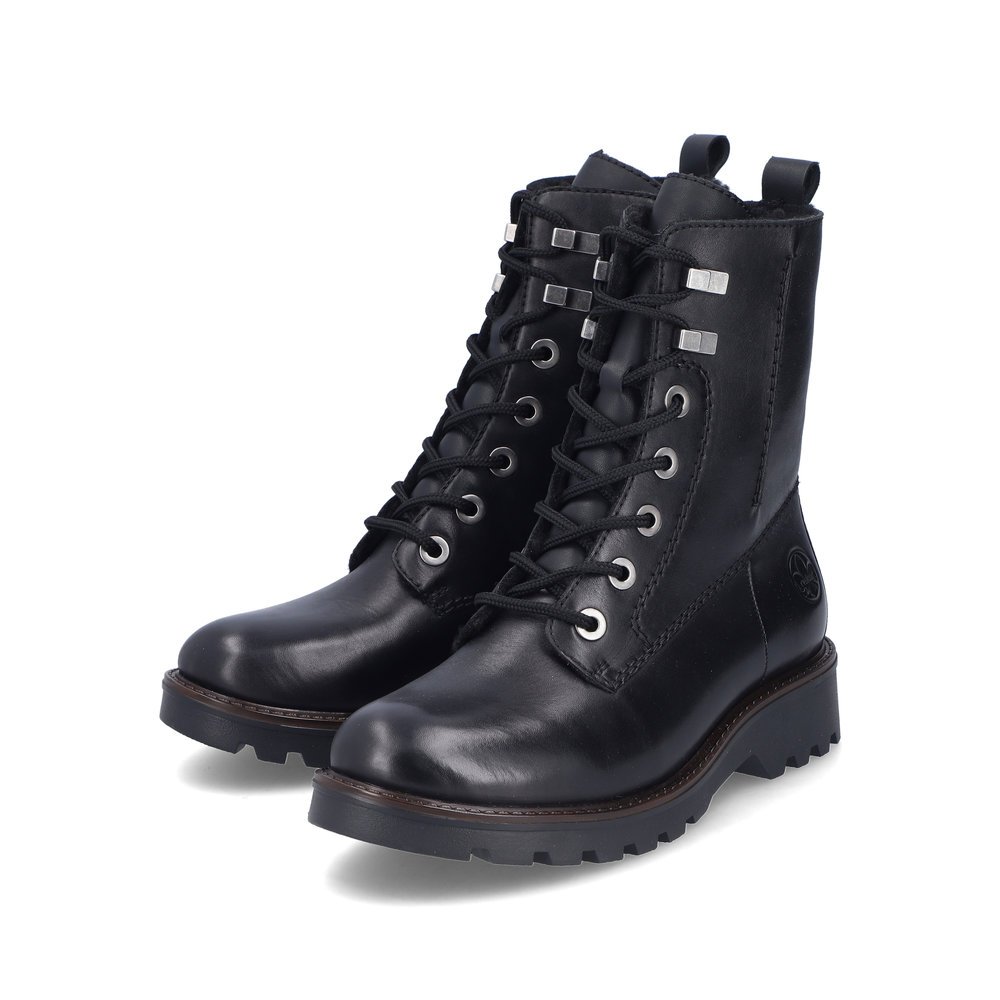 Bottes des motards Rieker noires femme 73240-00 avec fermeture éclair. Chaussures inclinées sur le côté.