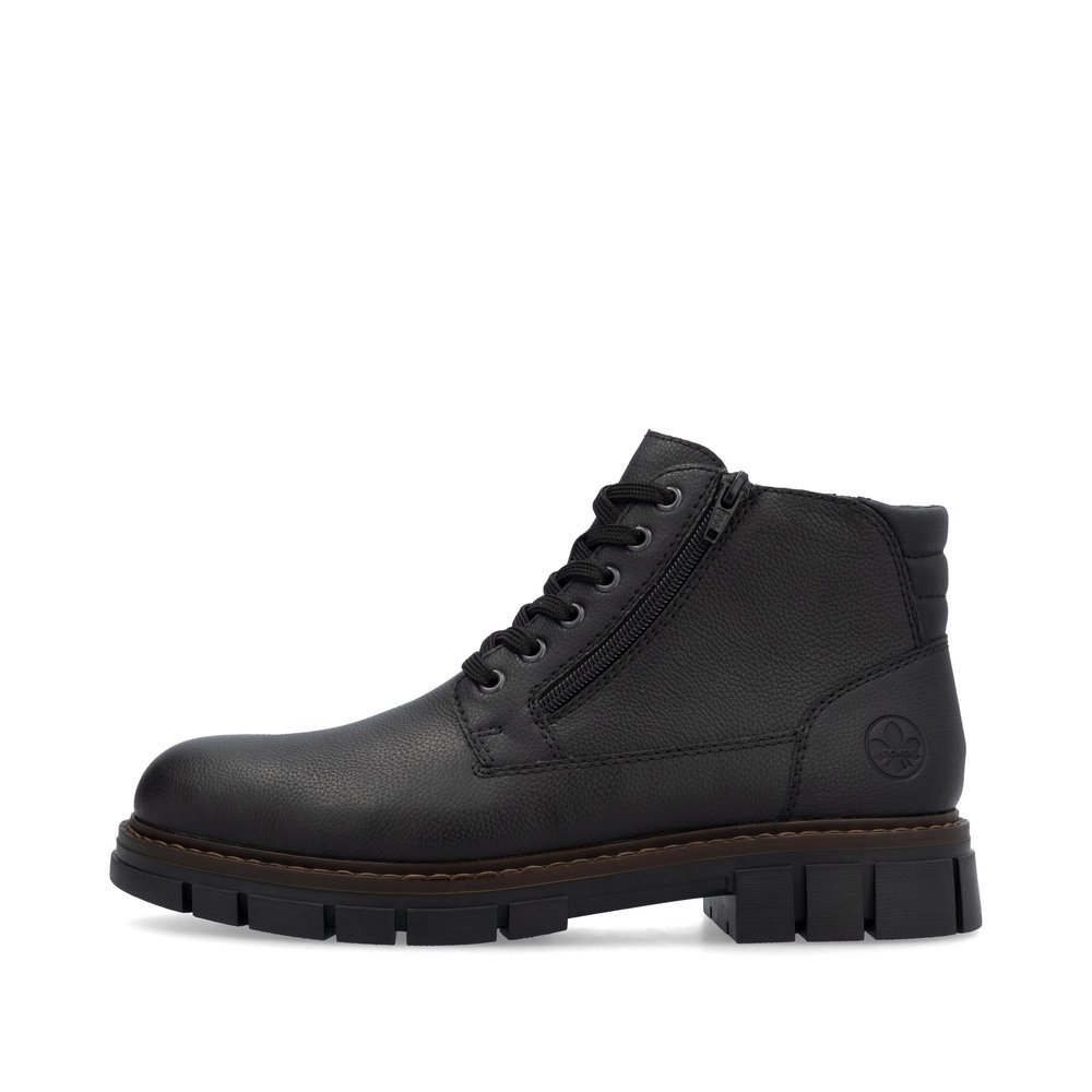 Black Rieker men´s lace-up boots 32208-00 with a zipper as well as extra width H. Outside of the shoe.