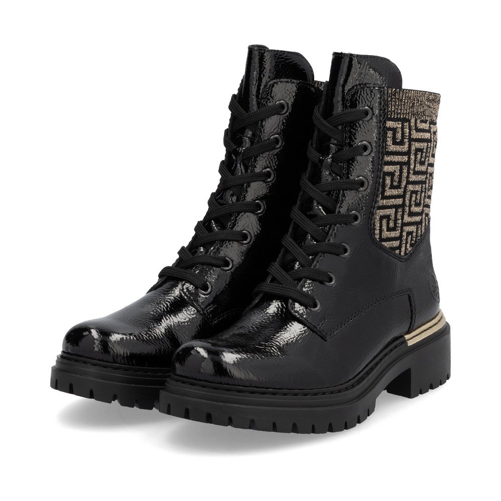 Black Rieker women´s biker boots 72607-00 with a stylish shaft as well as a zipper. Shoes laterally.