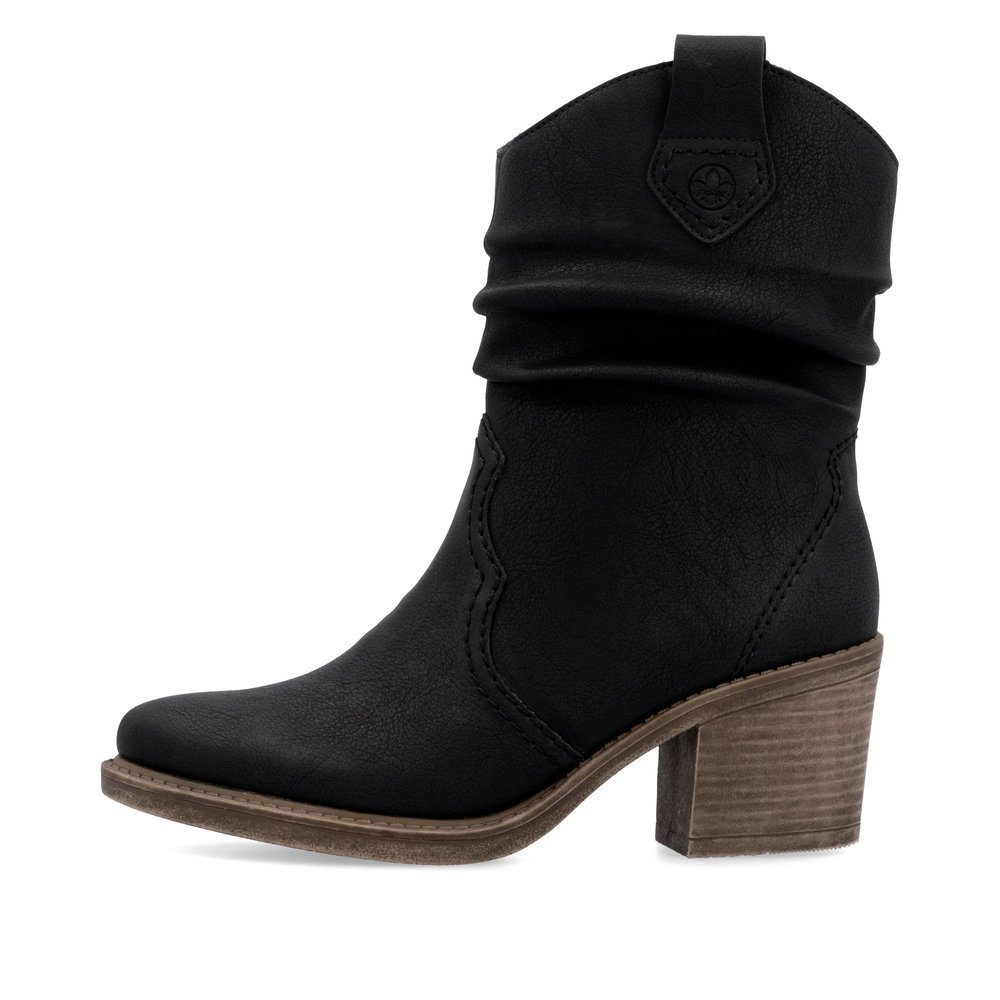 Jet black Rieker women´s ankle boots Y1284-00 with gathered look as well as zipper. Outside of the shoe.