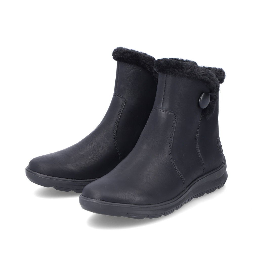 Tiefschwarze Rieker Damen Kurzstiefel Z0080-00 mit Fellschaftrand. Schuhpaar seitlich schräg.