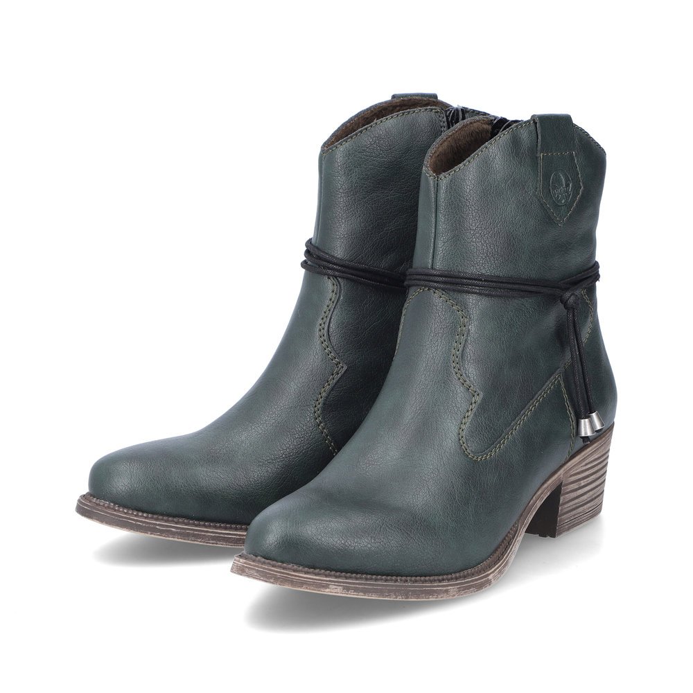 Blaugrüne Rieker Damen Stiefeletten 73158-54 mit modischer Kordel. Schuhpaar seitlich schräg.