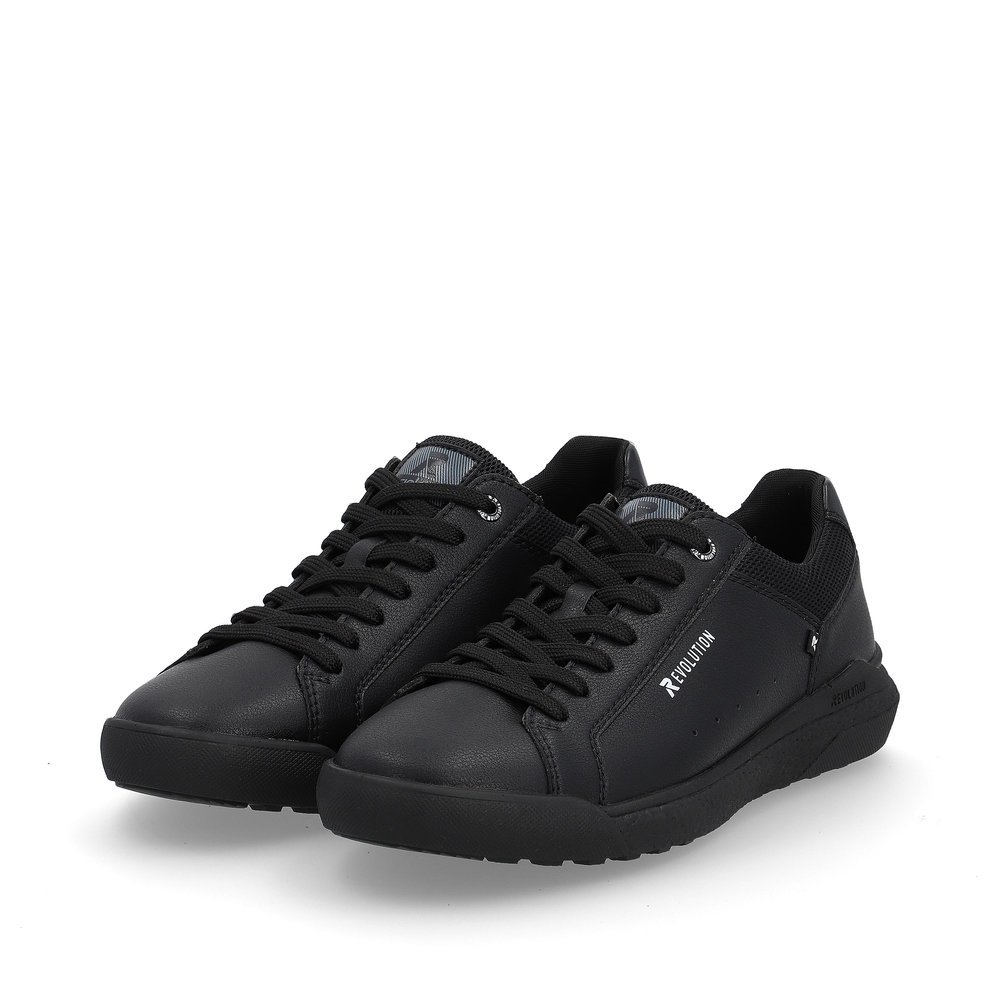 Black Rieker men´s low-top sneakers U1100-00 with a flexible sole. Shoes laterally.