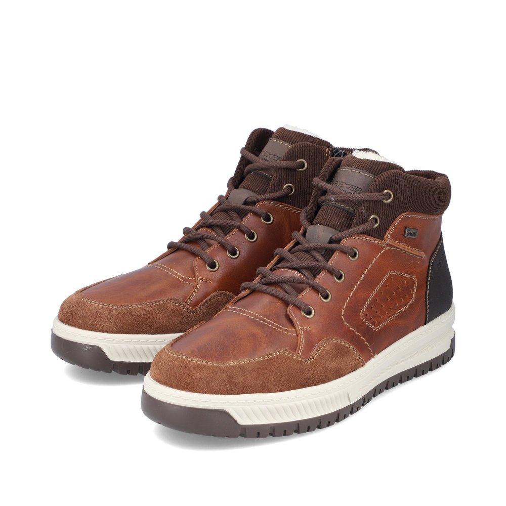 Braune Rieker Herren Schnürstiefel 38544-24 mit wasserabweisender TEX-Membran. Schuhpaar seitlich schräg.