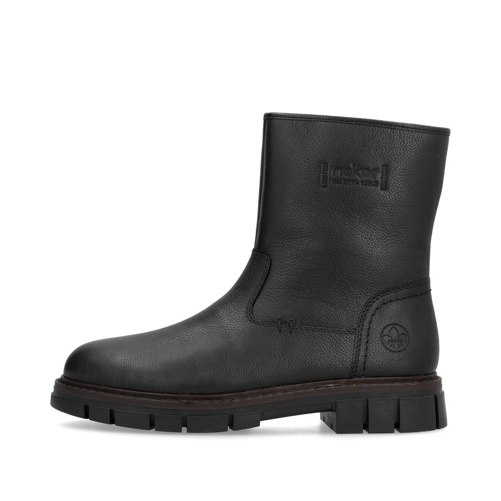 Black Rieker men´s ankle boots 32251-00 with a zipper as well as extra width H. Outside of the shoe.