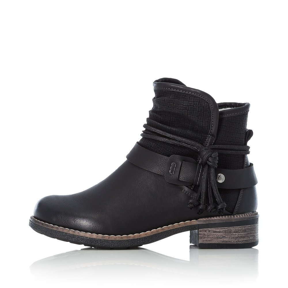 Night black Rieker women´s ankle boots 94689-00 with a zipper. Outside of the shoe.