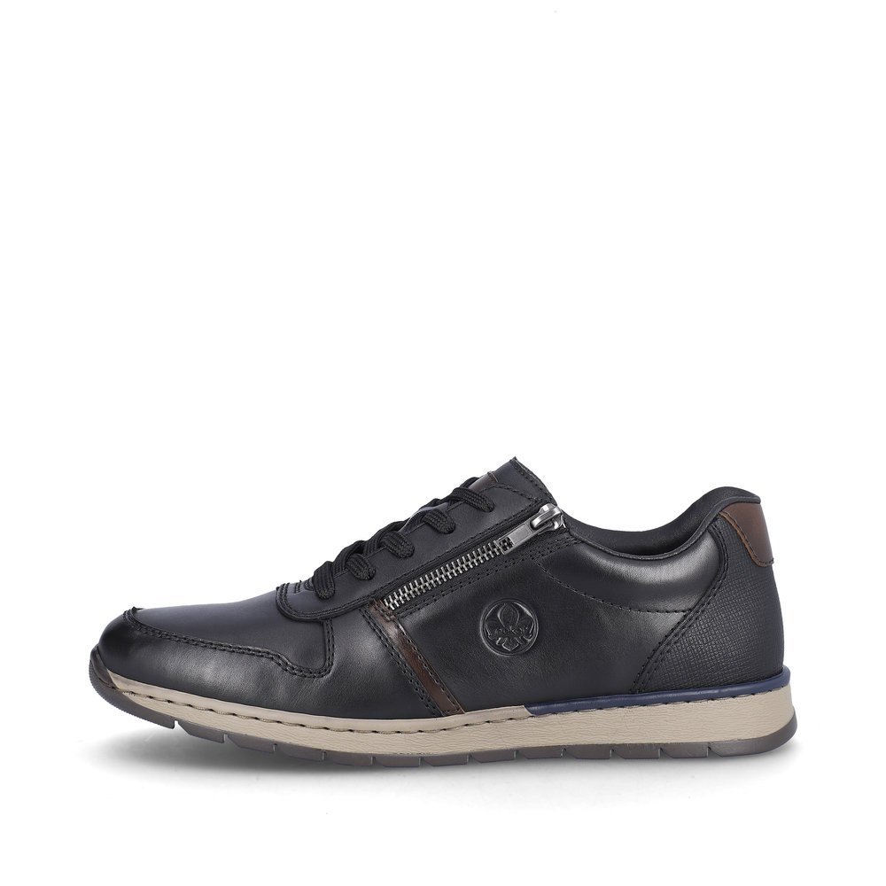 Jet black Rieker men´s low-top sneakers B2112-00 with an embossed side logo. Outside of the shoe.