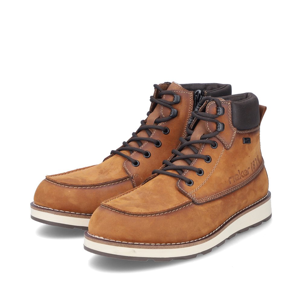 Bottes à lacets Rieker marron pour homme 30020-68 avec membrane RiekerTEX. Chaussures inclinées sur le côté.