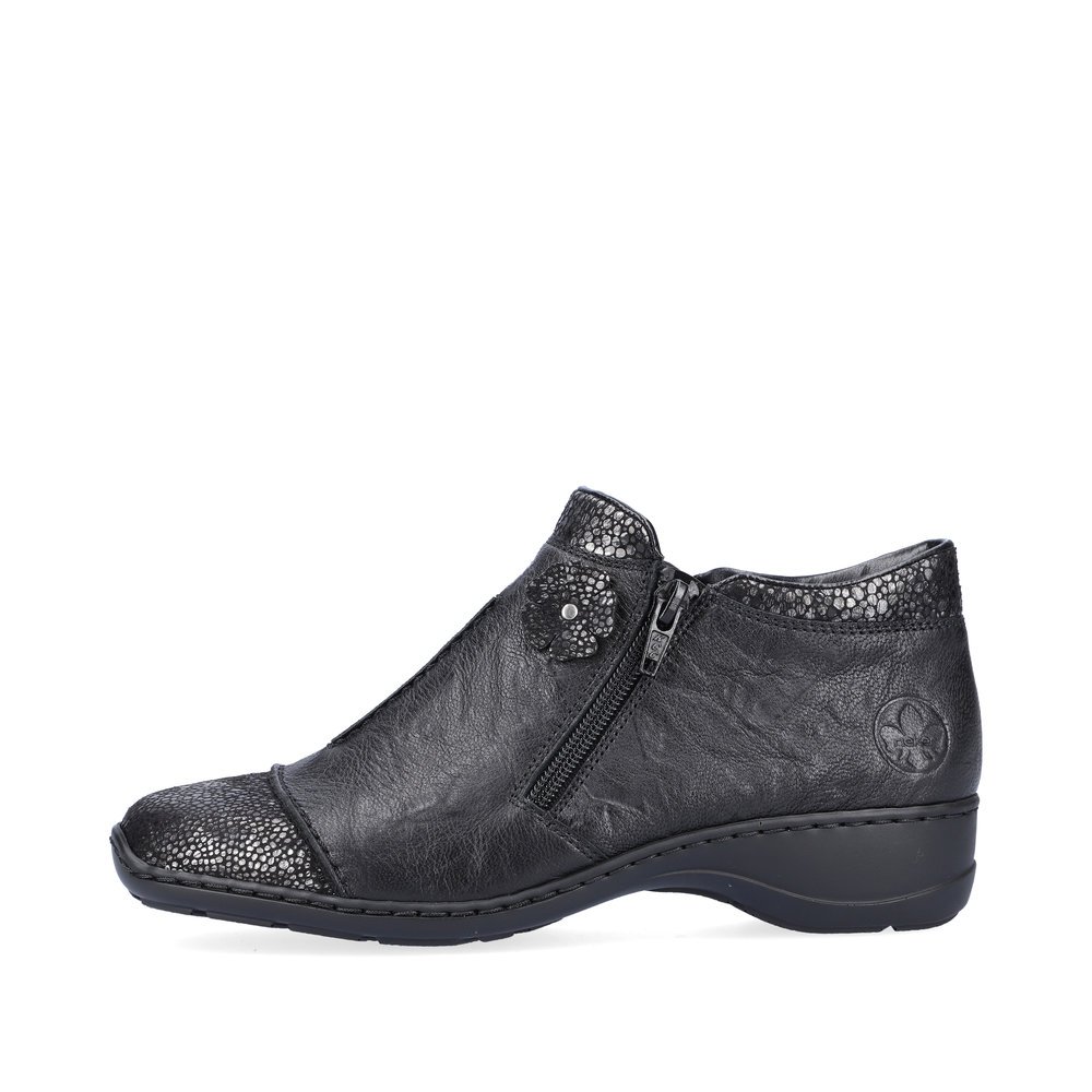 Bottines Rieker noires pour femme 58388-01 avec fleur décorative. Côté extérieur de la chaussure.