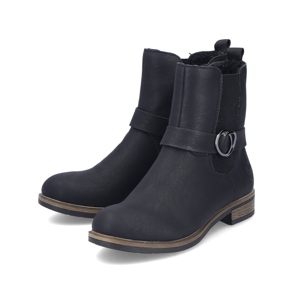 Asphaltschwarze Rieker Damen Kurzstiefel 72252-00 mit Riemen mit Zierschnalle. Schuhpaar seitlich schräg.