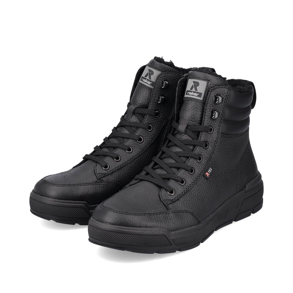 Schwarze Rieker Herren Schnürstiefel U0071-01 mit wasserabweisender TEX-Membran. Schuhpaar seitlich schräg.