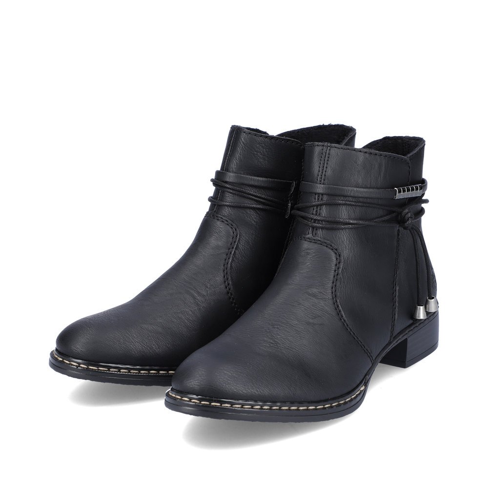 Tiefschwarze Rieker Damen Stiefeletten 73488-00 mit modischer Kordel. Schuhpaar seitlich schräg.