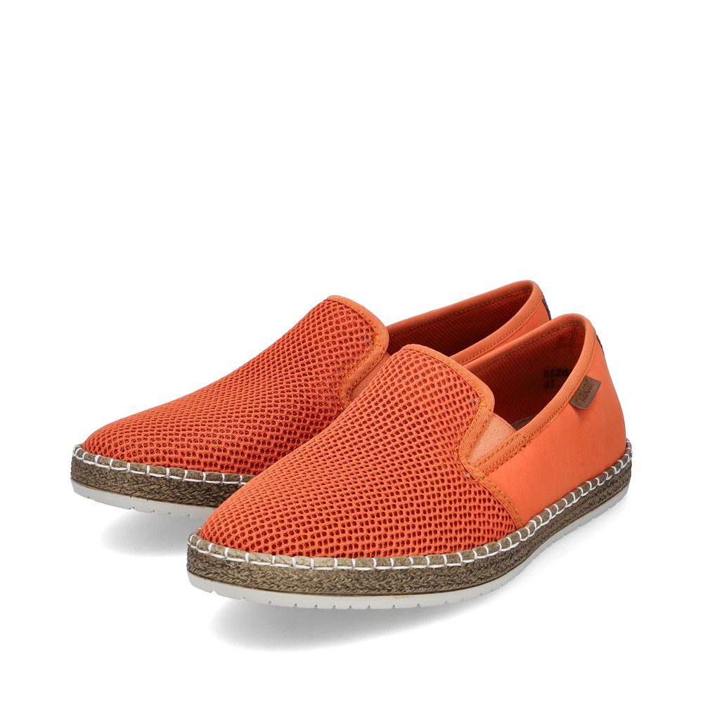 Rieker chaussons orange hommes B5265-38 avec un insert élastique. Chaussures inclinée sur le côté.