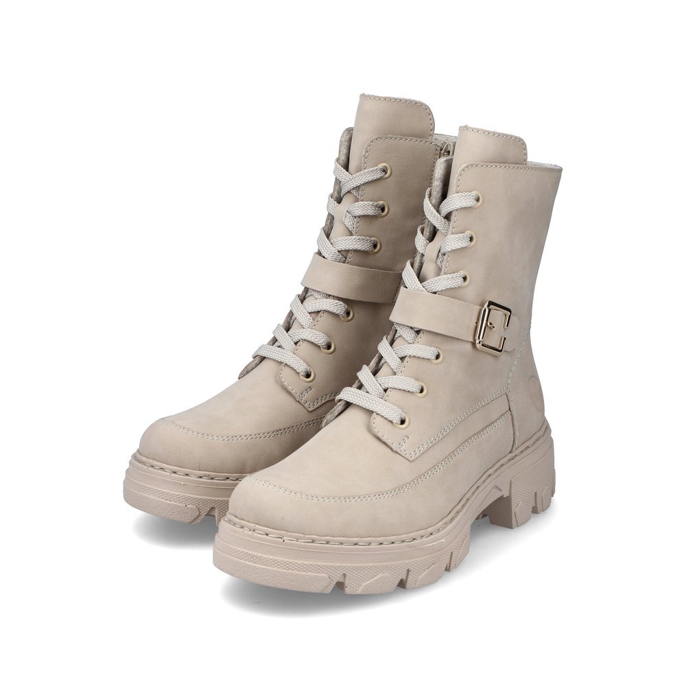 Hellbeige Rieker Damen Biker Boots 74642-62 mit einem Reißverschluss. Schuhpaar seitlich schräg.