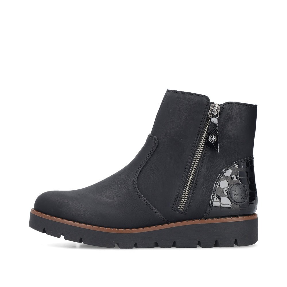 Black Rieker women´s ankle boots 44950-00 with a zipper as well as removable insole. Outside of the shoe.