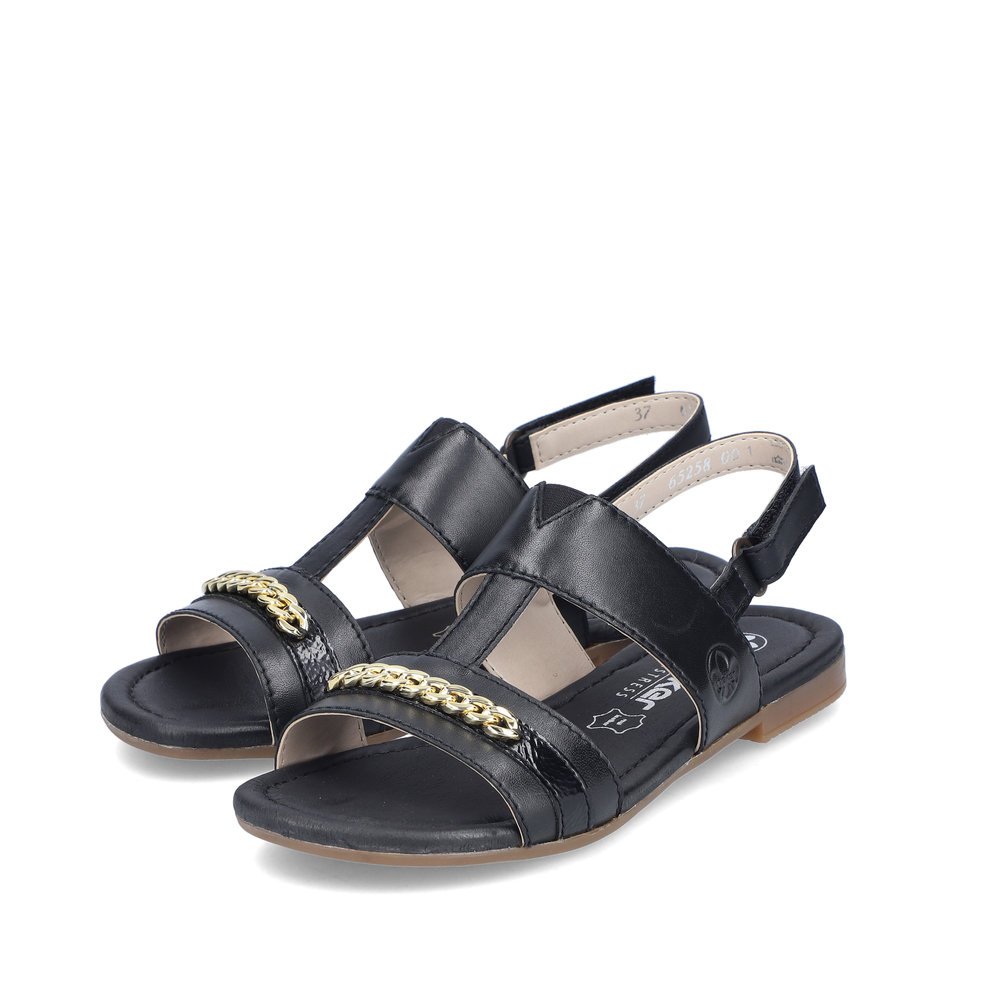 Rieker sandales à lanières noires femmes 65258-00 avec fermeture velcro. Chaussures inclinée sur le côté.
