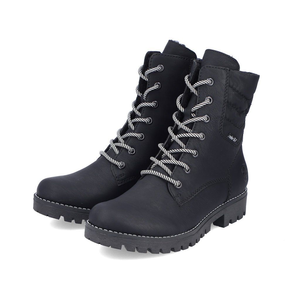 Schwarze Rieker Damen Schnürstiefel 78520-00 mit wasserabweisender TEX-Membran. Schuhpaar seitlich schräg.