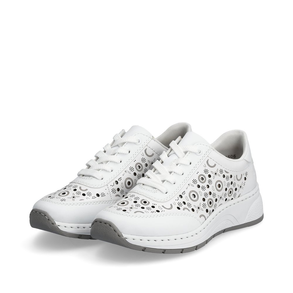 Rieker baskets basses blanches femmes N6506-80 avec lacets. Chaussures inclinée sur le côté.