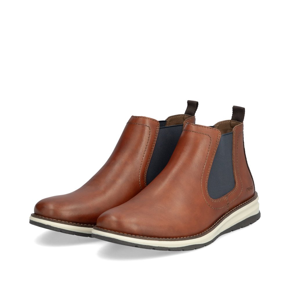 Bottes Chelseas Rieker marron pour homme 14752-24 avec insert élastique. Chaussures inclinées sur le côté.