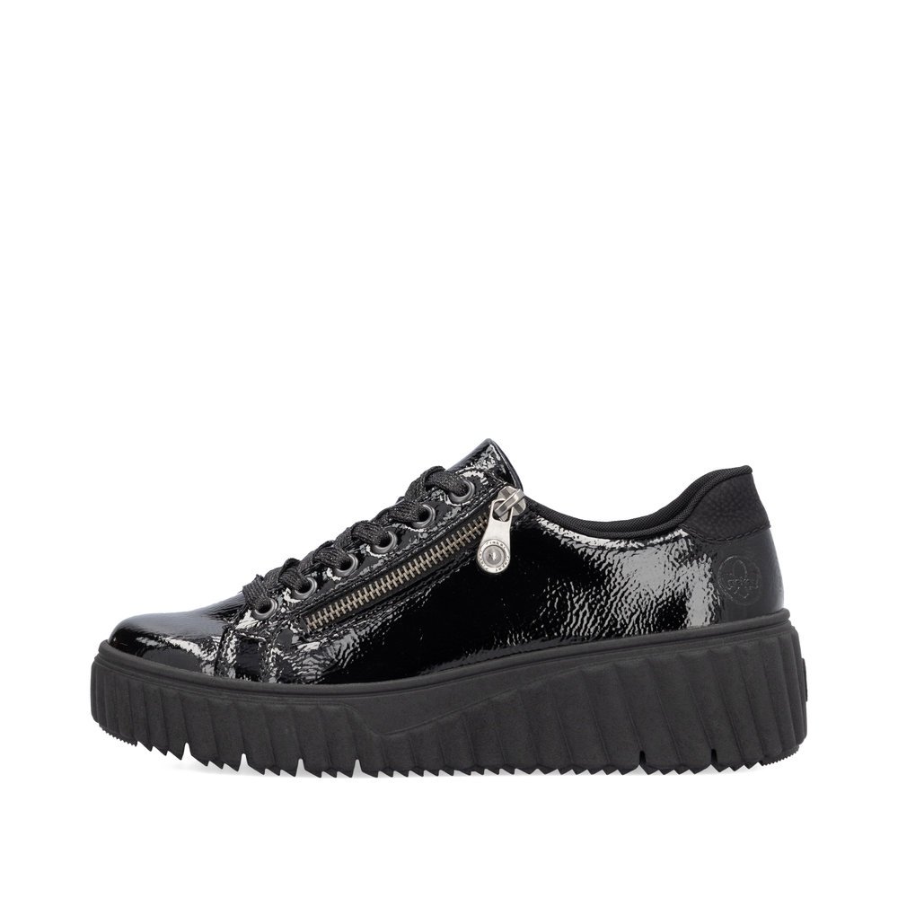 Glanzschwarze Rieker Damen Sneaker Low N2501-00 mit einem Reißverschluss. Schuh Außenseite.