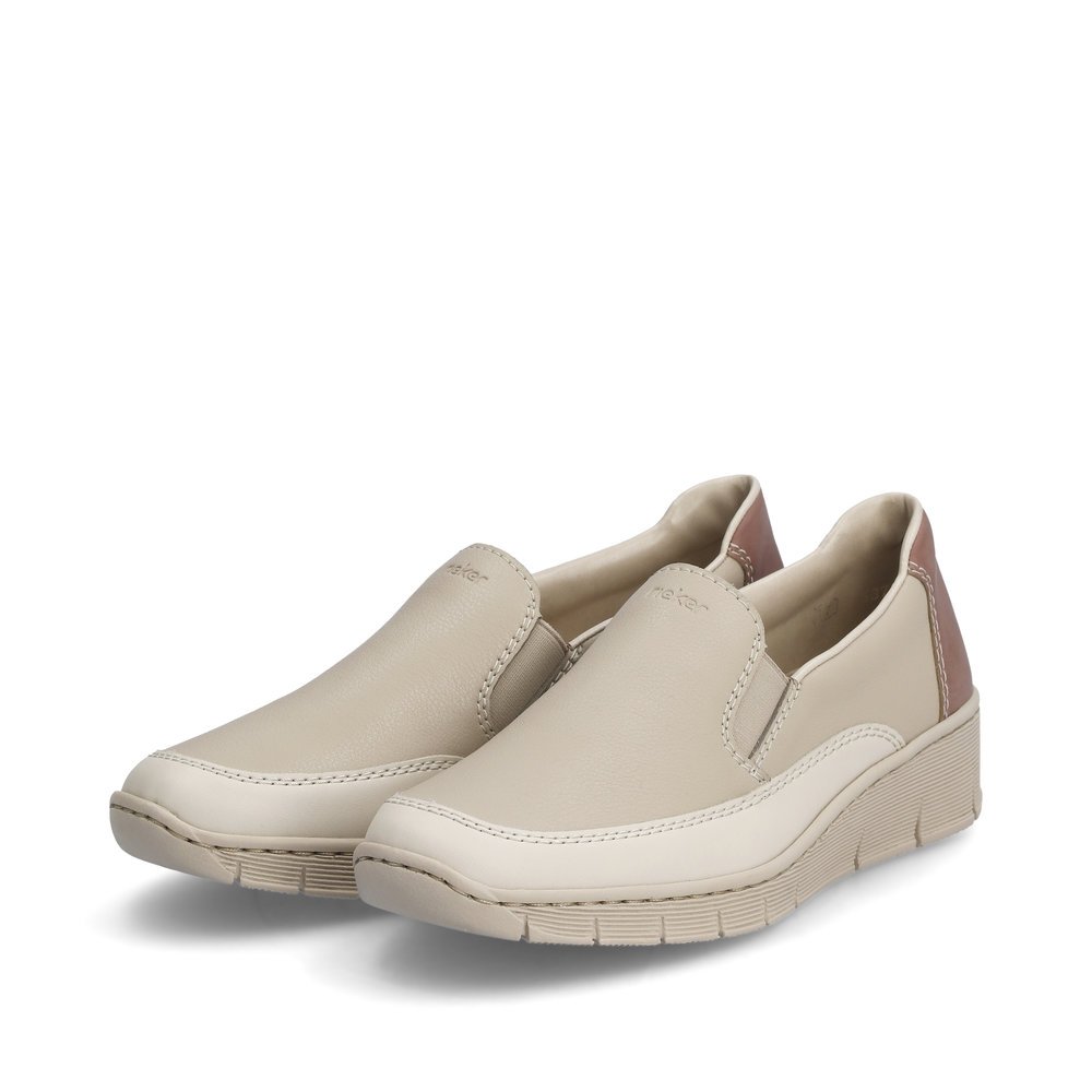 Rieker chaussons beiges pour femmes 53796-62 avec un insert élastique. Chaussures inclinée sur le côté.