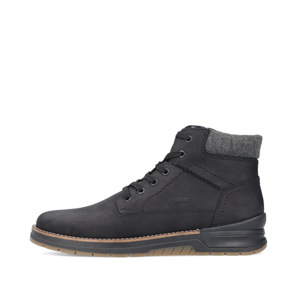 Black Rieker men´s lace-up boots 32334-00 with a zipper as well as extra width H. Outside of the shoe.