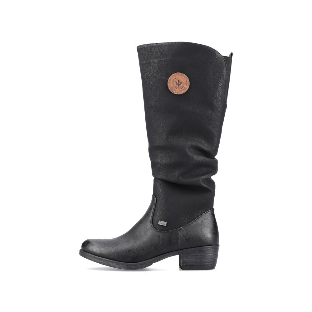 Tiefschwarze Rieker Damen Hochschaftstiefel 93157-00 mit rundem Logo. Schuh Außenseite.