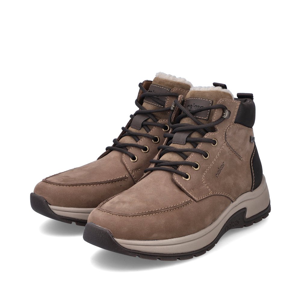 Braune Rieker Herren Schnürstiefel 11020-24 mit wasserabweisender TEX-Membran. Schuhpaar seitlich schräg.