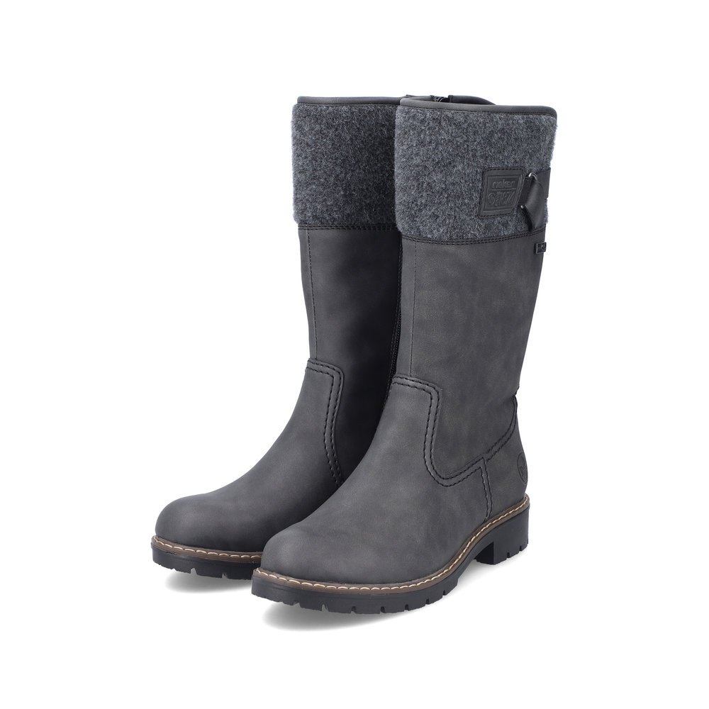 Graue Rieker Damen Hochschaftstiefel Y9190-45 mit wasserabweisender TEX-Membran. Schuhpaar seitlich schräg.