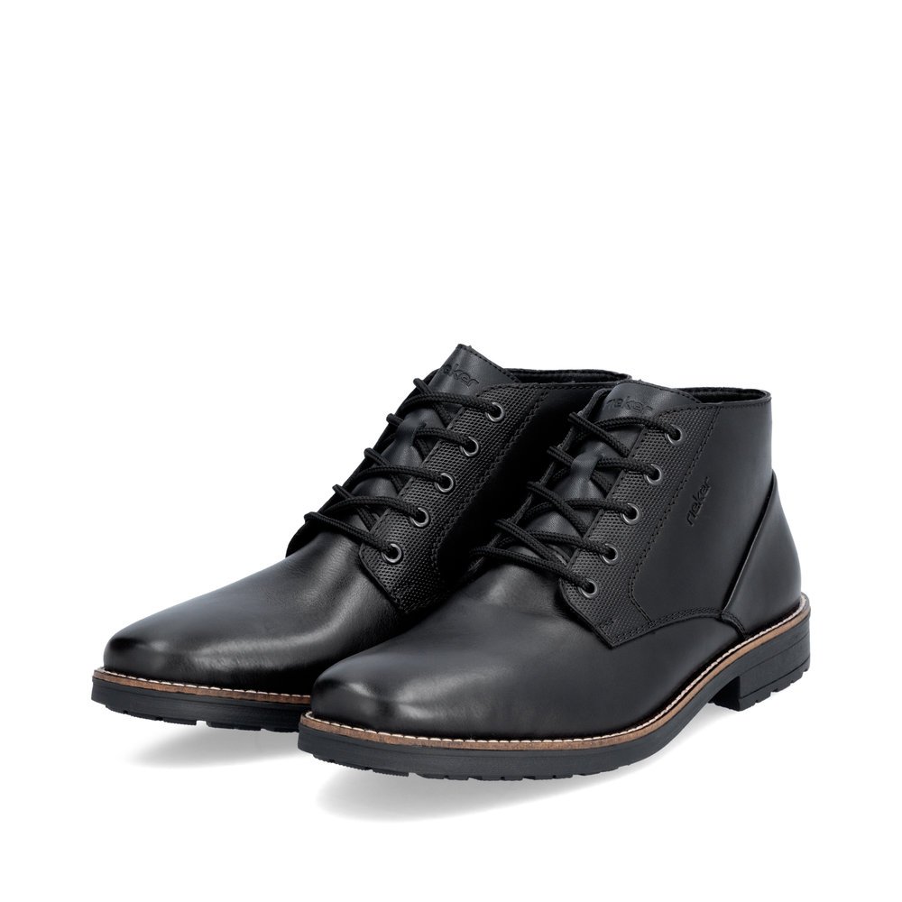 Bottes à lacets Rieker noires pour homme 33207-00 avec lacets. Chaussures inclinées sur le côté.