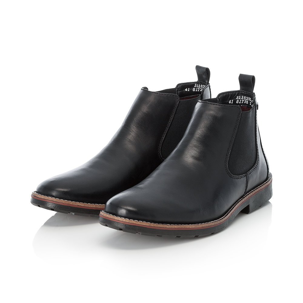 Schwarze Rieker Herren Chelsea Boots 35382-00 mit wasserabweisender TEX-Membran. Schuhpaar seitlich schräg.