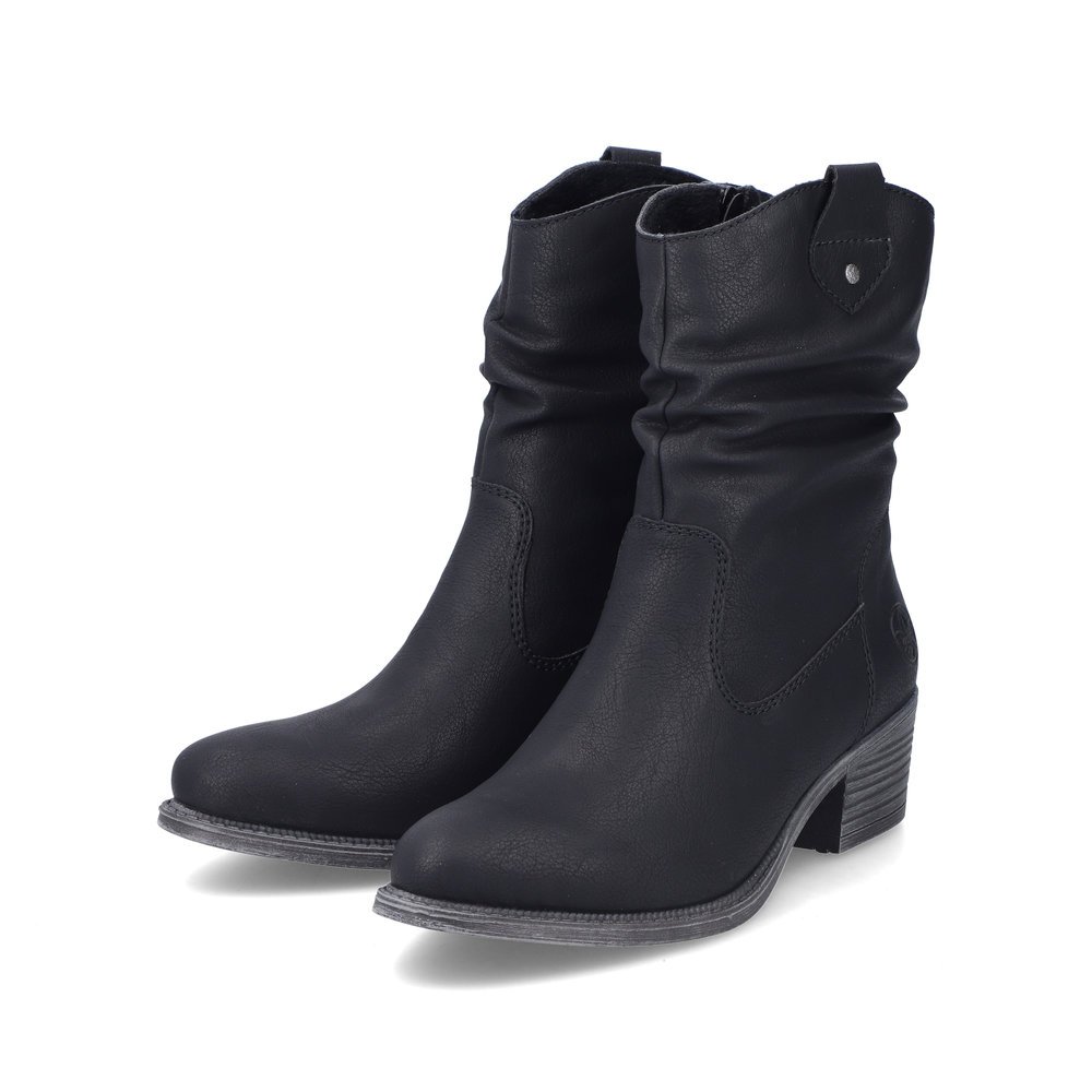 Nachtschwarze Rieker Damen Stiefeletten 73170-00 mit geraffter Optik. Schuhpaar seitlich schräg.