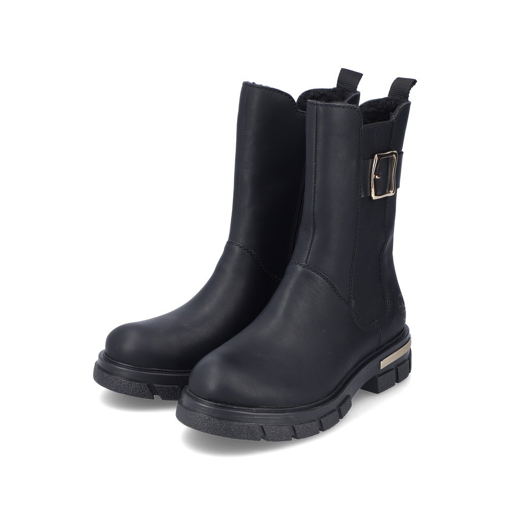 Schwarze Rieker Damen Biker Boots Z9127-00 mit Zierschnalle sowie Reißverschluss. Schuhpaar seitlich schräg.