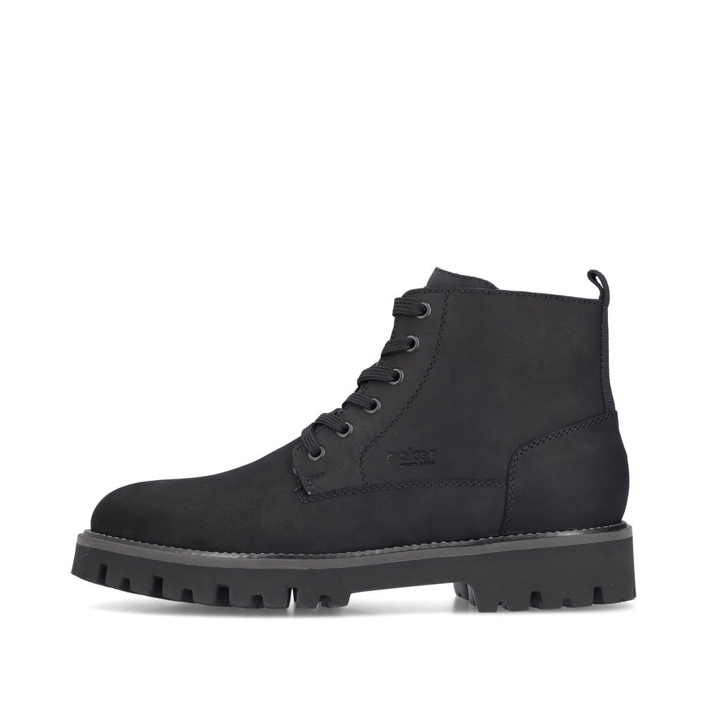 Black Rieker men´s lace-up boots 30430-00 with a zipper as well as extra width H. Outside of the shoe.