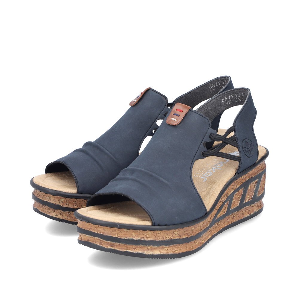 Rieker sandales compensées bleues femmes 68175-14 avec insert élastique. Chaussures inclinée sur le côté.