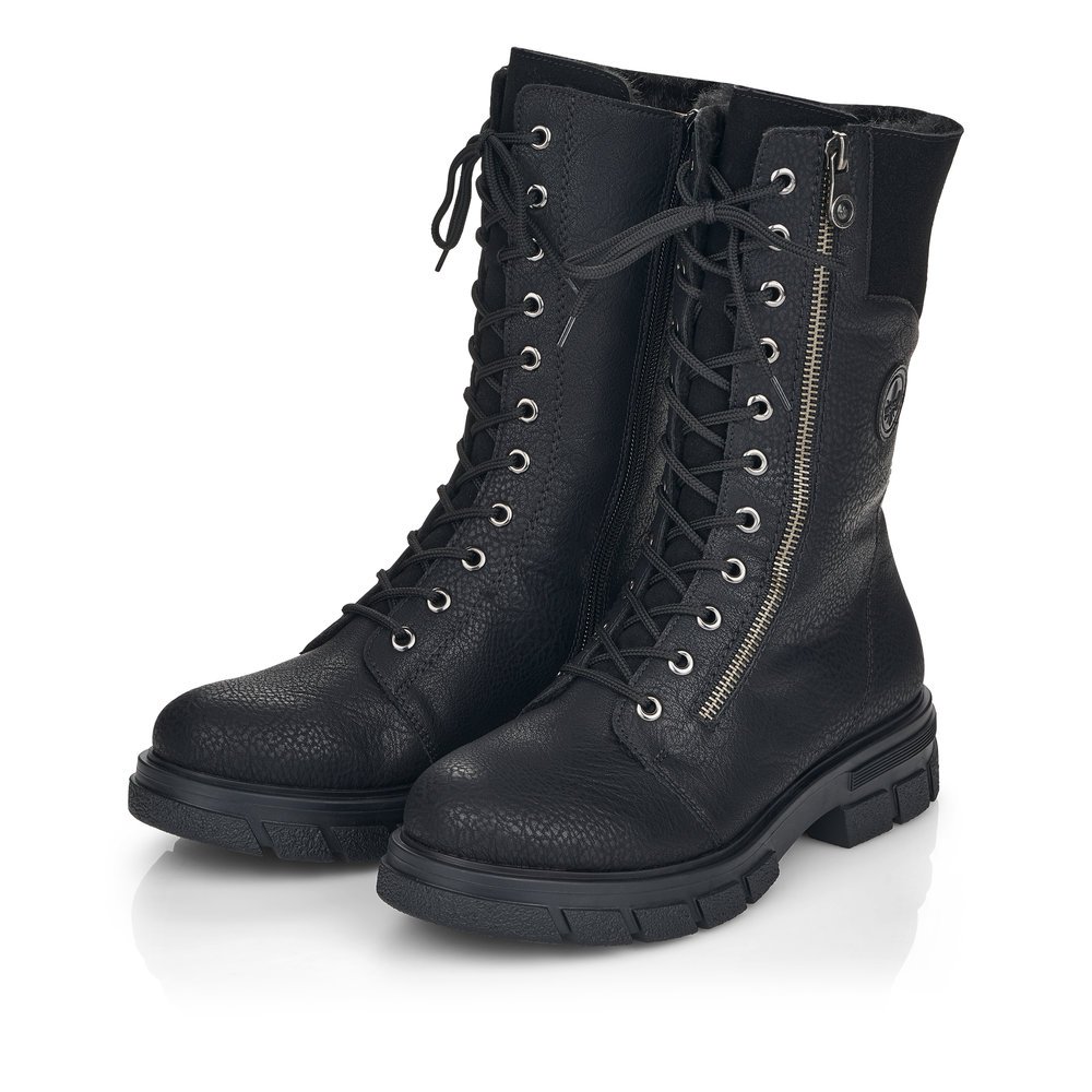 Jet black Rieker women´s biker boots Z9131-00 with a zipper. Shoes laterally.