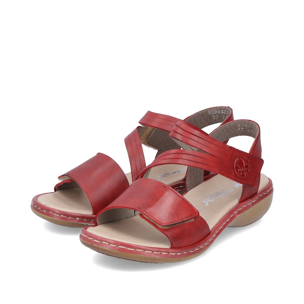 Rieker sandales à lanières rouges femmes 65964-35 avec fermeture velcro. Chaussures inclinée sur le côté.