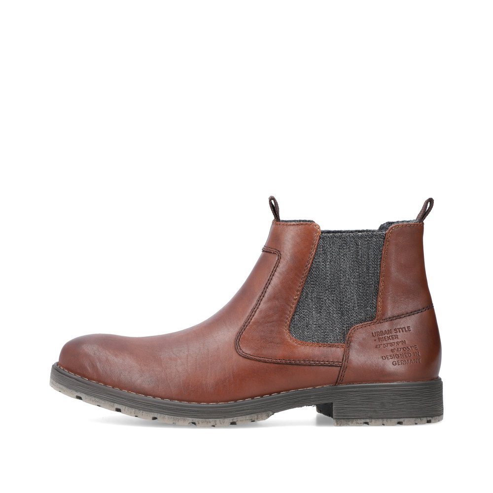 Maroon Rieker men´s Chelsea boots 33350-25 with an elastic insert. Outside of the shoe.