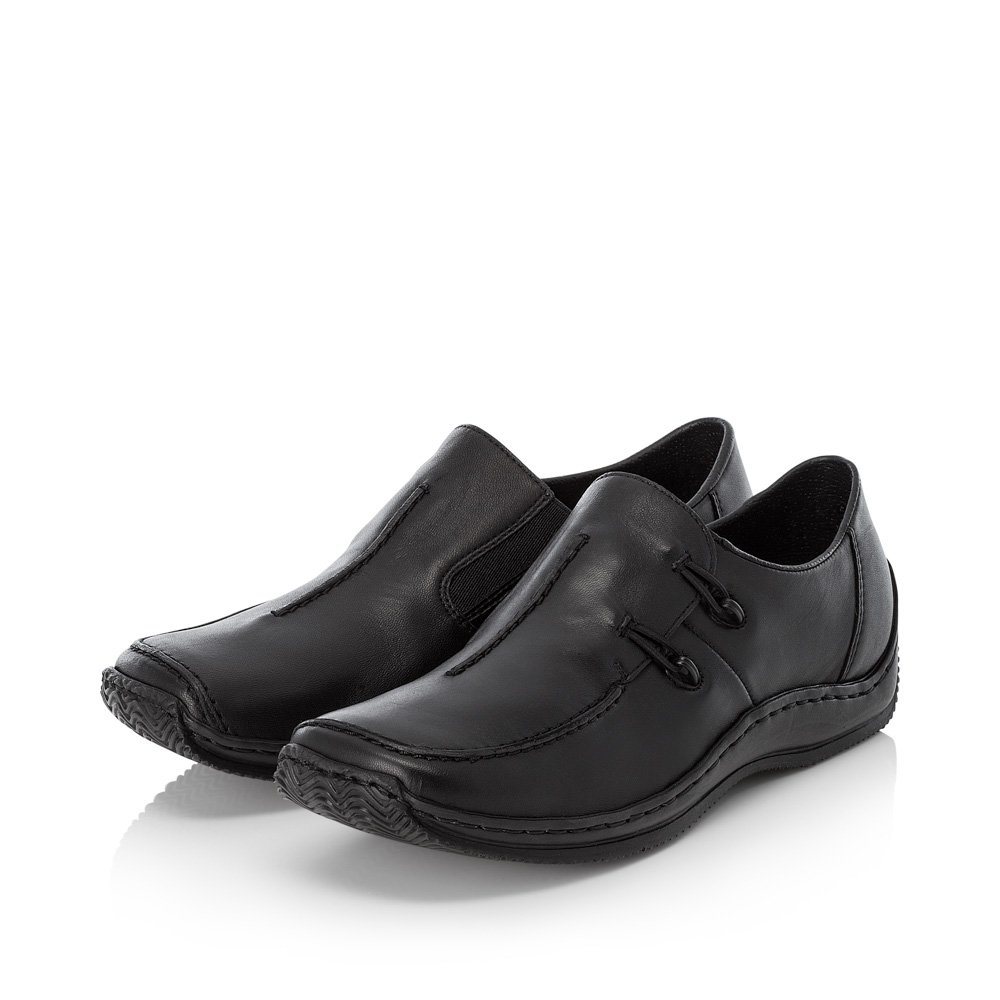 Black Rieker women´s slippers L1751-00 with slim fit E 1/2 as well as light sole. Shoes laterally.