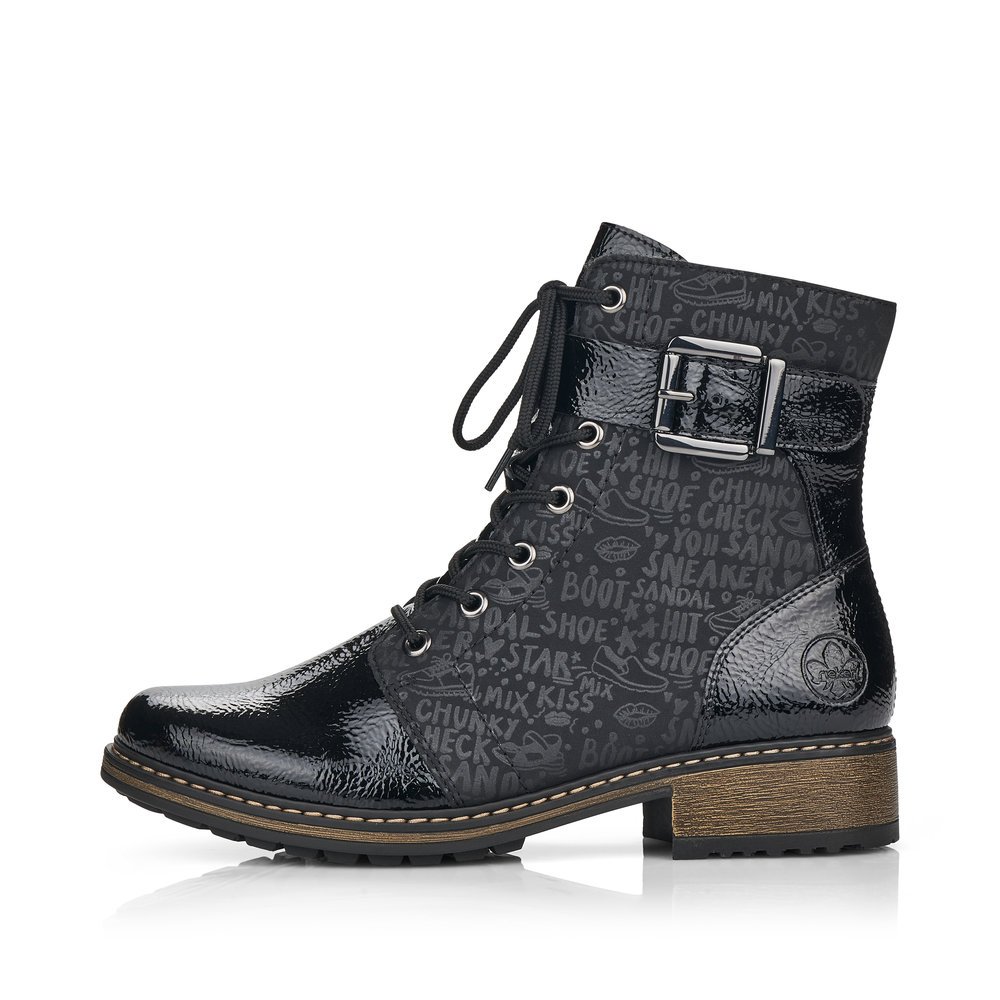 Bottes des motards Rieker noires femme Z6802-00 avec boucle décorative. Côté extérieur de la chaussure.