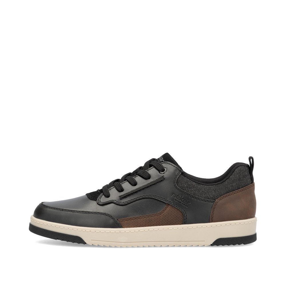 Black Rieker men´s low-top sneakers 17504-00 with lacing as well as extra width H. Outside of the shoe.