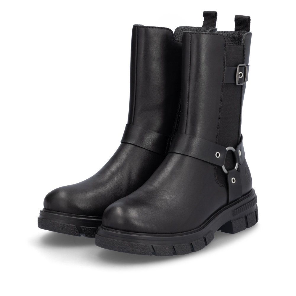 Mitternachtsschwarze Rieker Damen Chelsea Boots Z9177-00 mit Zierschnallen. Schuhpaar seitlich schräg.