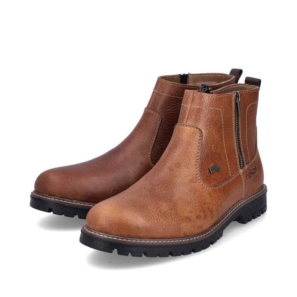 Braune Rieker Herren Kurzstiefel F3670-22 mit wasserabweisender TEX-Membran. Schuhpaar seitlich schräg.